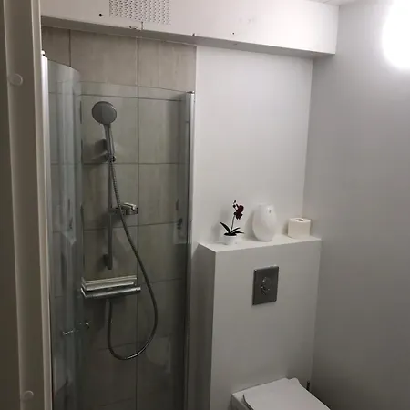 10 Min Walk From Center *